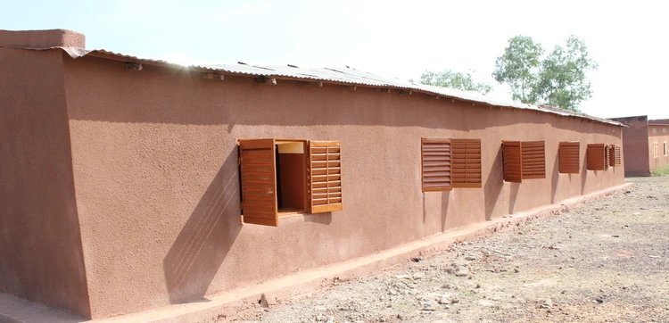 You are currently viewing Rénovation de 3 salles de Classes du second Cycle de Badenko par Afrik Emploi