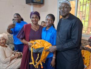 Read more about the article Afrik Emploi soutient l’excellence scolaire des jeunes filles